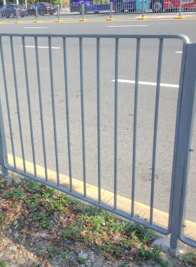 市政道路护栏镀锌钢隔离栏公路城市交通栏杆港式防撞围栏厂家直销