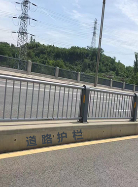 不锈钢复合管市政交通道路隔离护栏人行道机非隔离墩马路分流护栏
