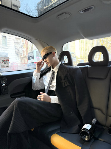 kkkk暗黑风「伦敦街区」高级定制收腰设计款时尚条纹胸花西服套装 - 图1