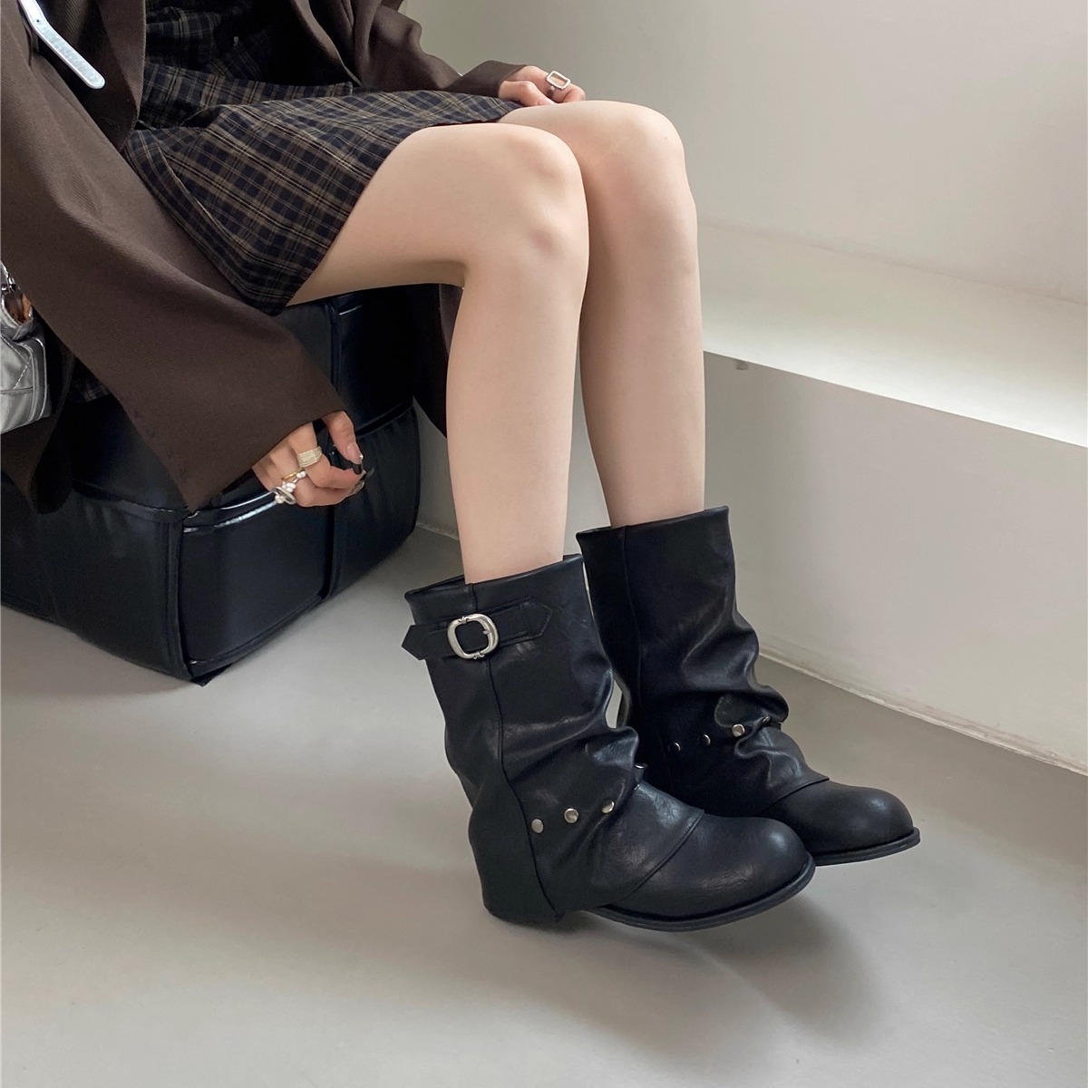 辣妹时尚复古显瘦堆堆靴女高级感短靴圆头粗跟中筒靴皮带扣裤管靴 - 图3