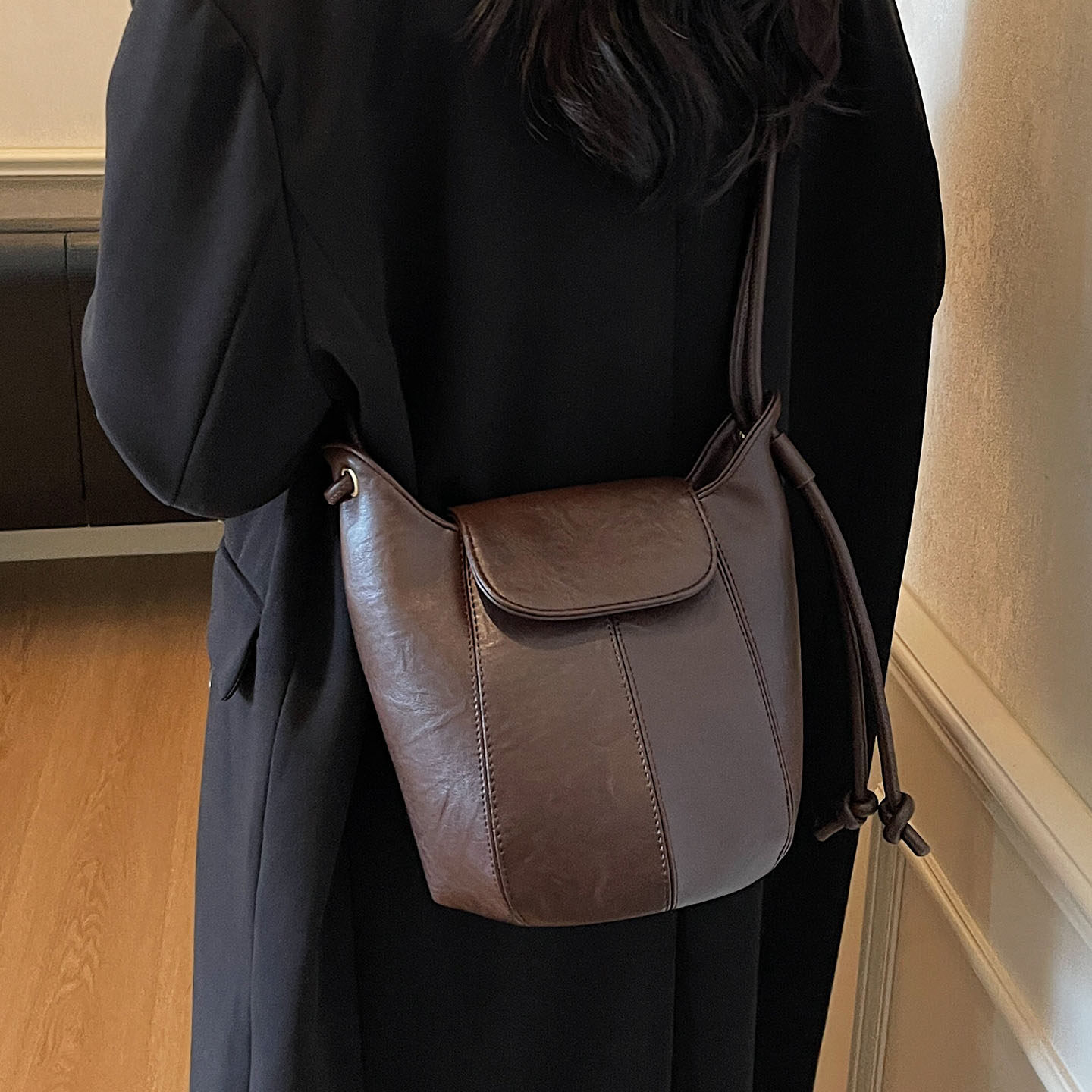 时尚2025小众设计新款女士水桶包复古简约高级感百搭通勤单肩包,淘宝优惠券,粉丝福利购,淘宝优惠卷