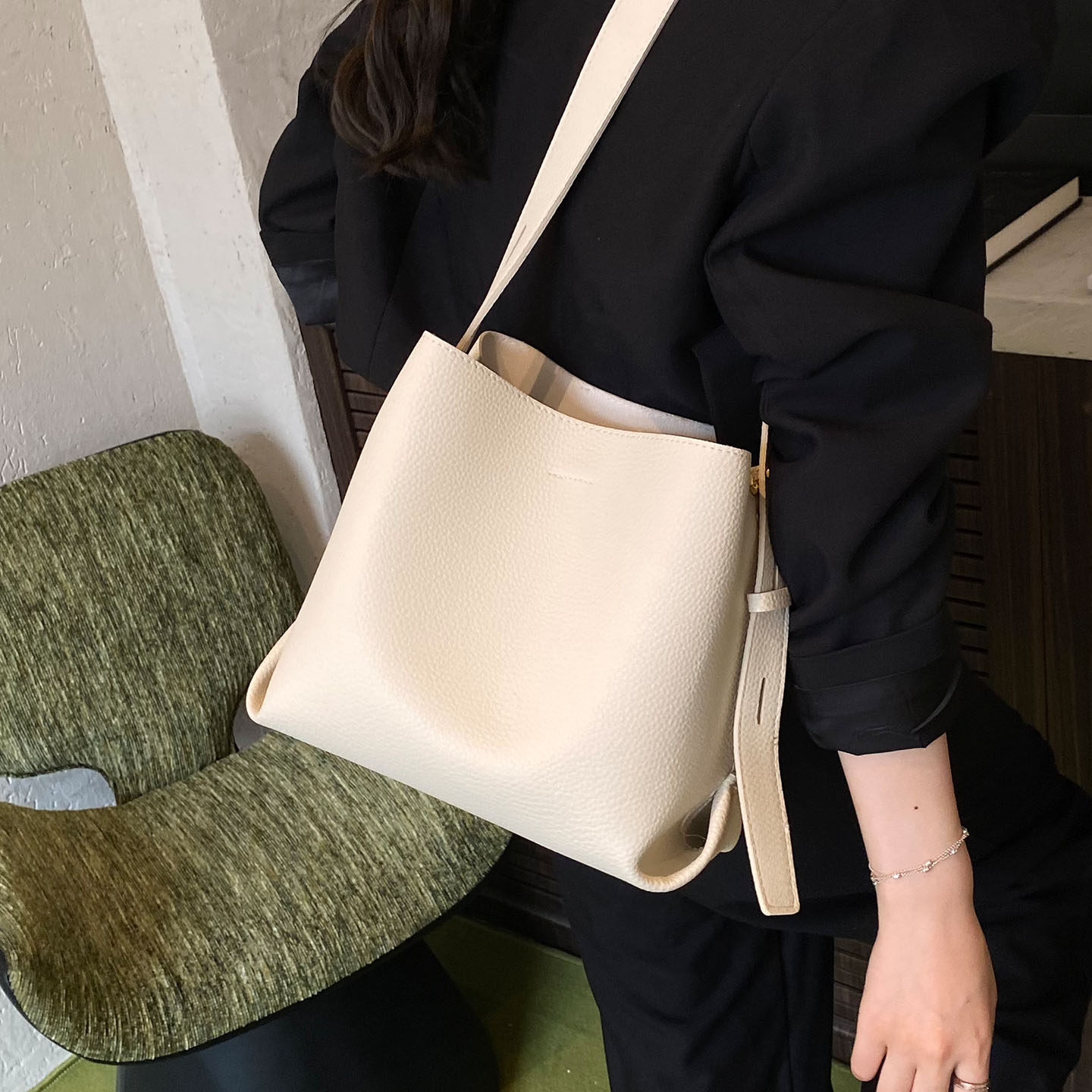 今年流行复古水桶包2025新款大容量女式百搭时尚潮单肩包斜挎包,淘宝优惠券,粉丝福利购,淘宝优惠卷