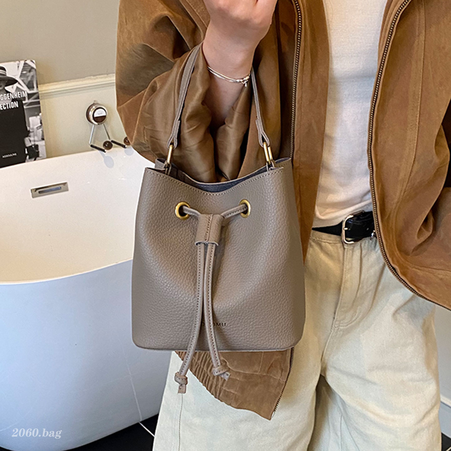 气质百搭时尚精致简约洋气单肩斜挎休闲2025秋季女式手提水桶包 - 图0