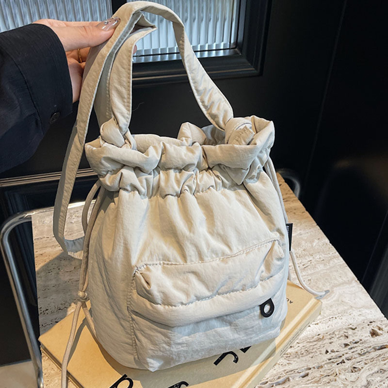 时尚休闲束口尼龙布水桶包女2025冬季新款韩版ins潮流百搭单肩包,淘宝优惠券,粉丝福利购,淘宝优惠卷