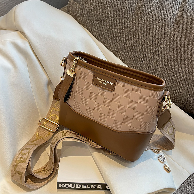 今年流行爆款小众斜挎包包女2025新款高级感百搭通勤水桶包单肩包,淘宝优惠券,粉丝福利购,淘宝优惠卷