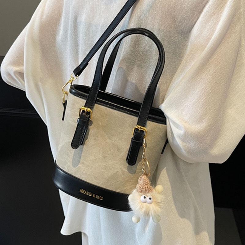 秋冬新款高级感手拎水桶包2025复古时尚休闲单肩包上班通勤斜挎包,淘宝优惠券,粉丝福利购,淘宝优惠卷