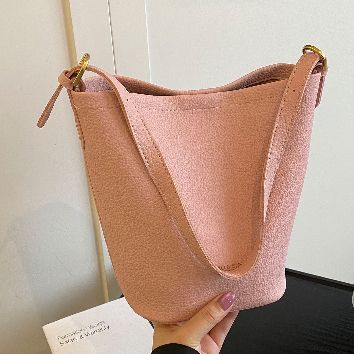 潮流休闲水桶包女韩版时尚腋下包2025新款小众简约百搭高级感女包,淘宝优惠券,粉丝福利购,淘宝优惠卷