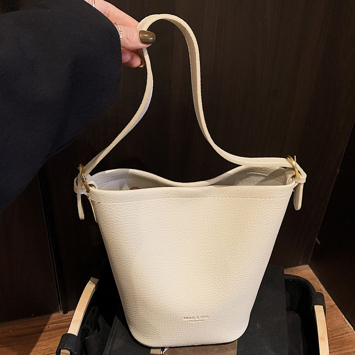 潮流休闲水桶包女韩版时尚腋下包2025新款小众简约百搭高级感女包,淘宝优惠券,粉丝福利购,淘宝优惠卷