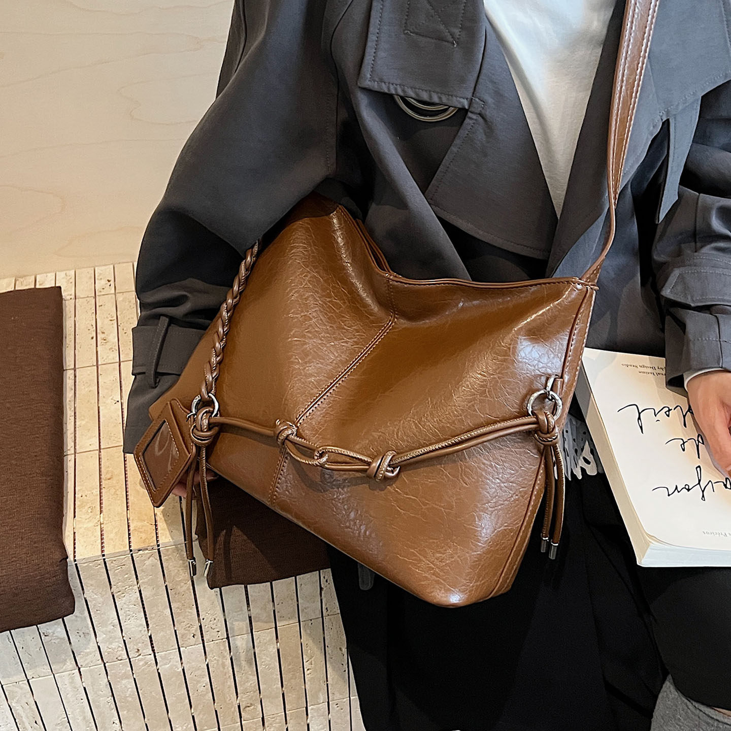 油蜡皮大容量水桶包包2025简约百搭韩版ins气质单肩包女式斜挎包,淘宝优惠券,粉丝福利购,淘宝优惠卷