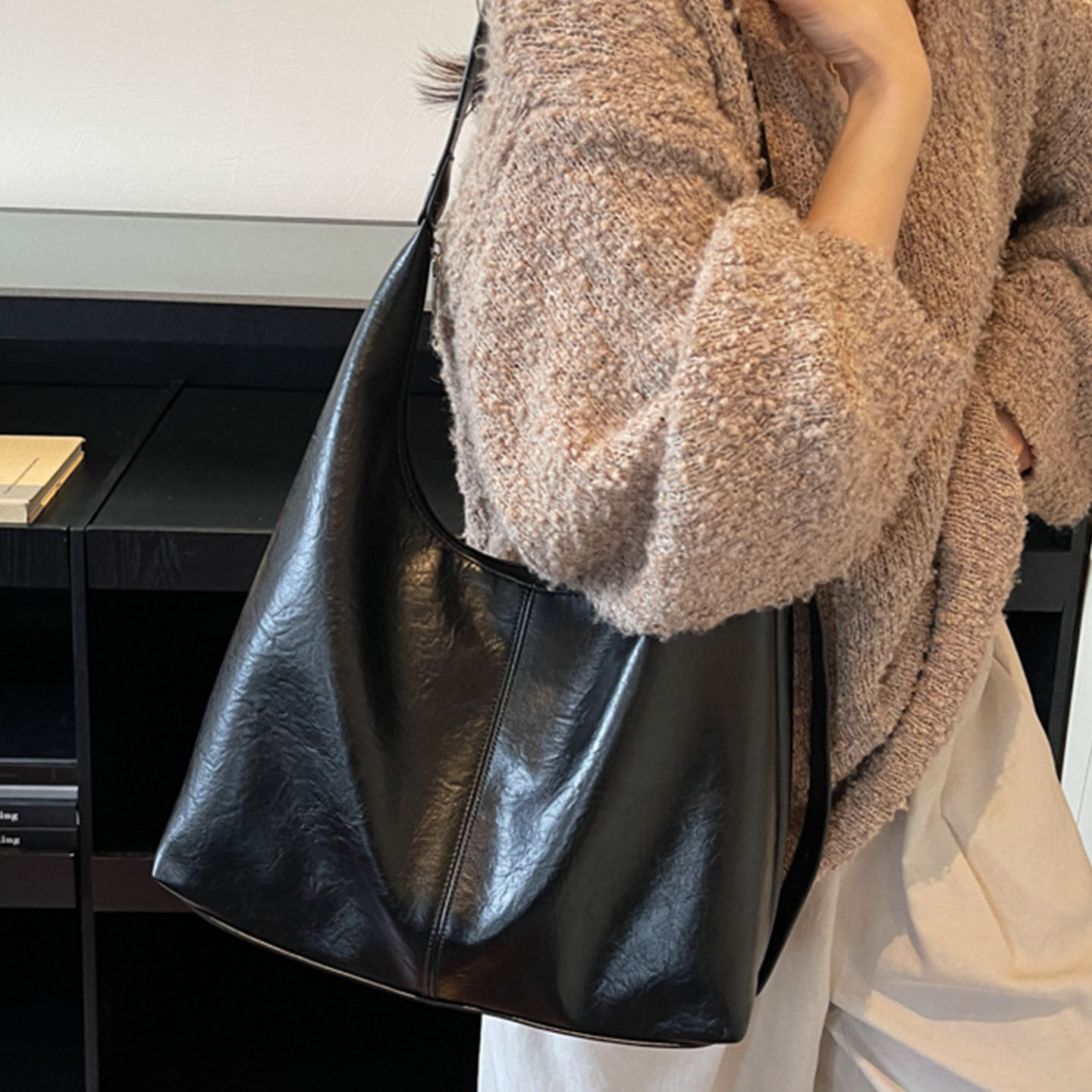 简约百搭2025新款大容量托特包复古秋冬高级感单肩包时尚水桶包,淘宝优惠券,粉丝福利购,淘宝优惠卷