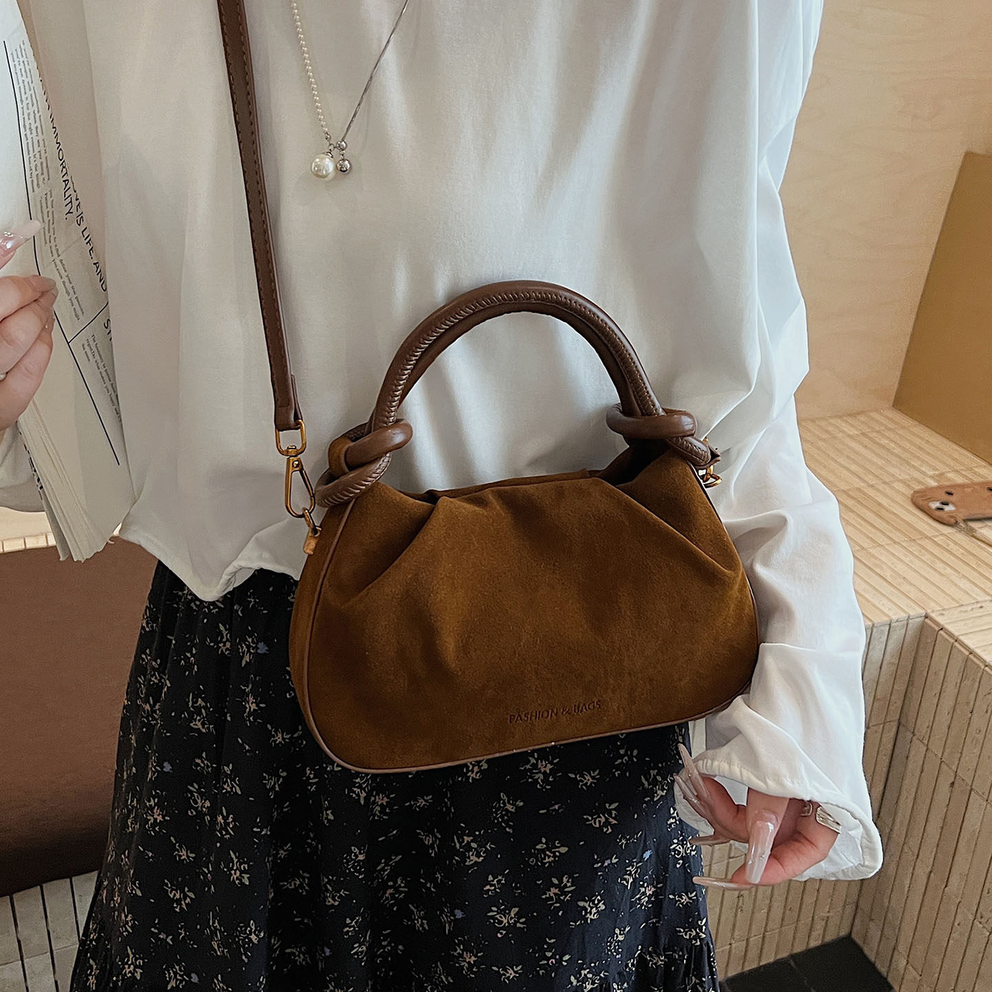 秋季气质饺子包2025新款女式小众设计高级感通勤休闲百搭斜挎包,淘宝优惠券,粉丝福利购,淘宝优惠卷