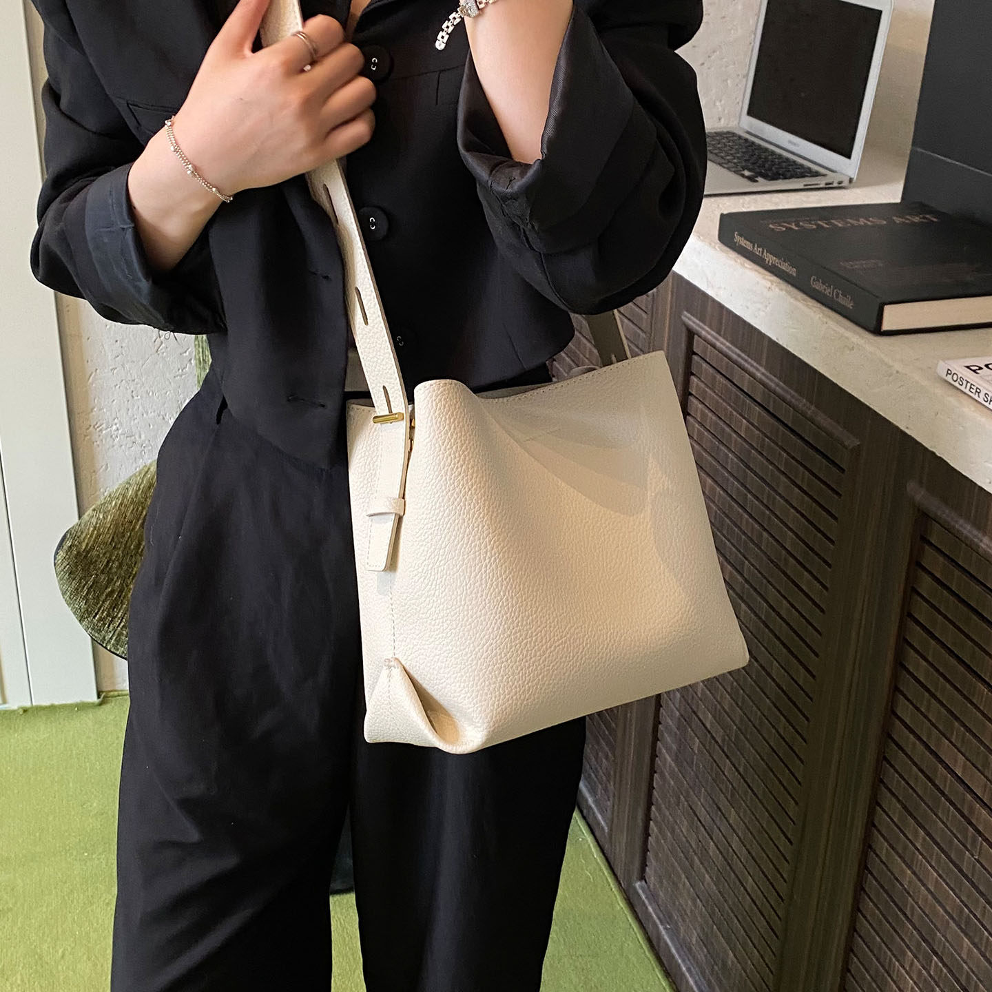 今年流行复古水桶包2025新款大容量女式百搭时尚潮单肩包斜挎包,淘宝优惠券,粉丝福利购,淘宝优惠卷