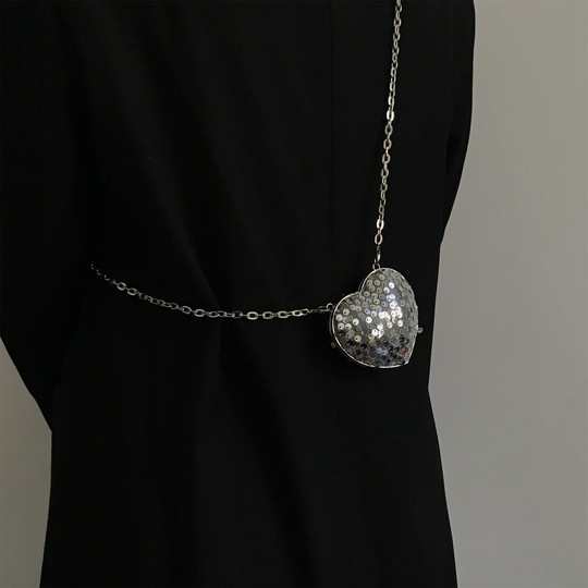 三环路亮片迷你爱心链条包设计感小众耳机包新款个性身体链百搭潮