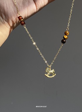 本命年复古金色小马吊坠虎眼石串珠项链2025新款爆款秋冬长毛衣链