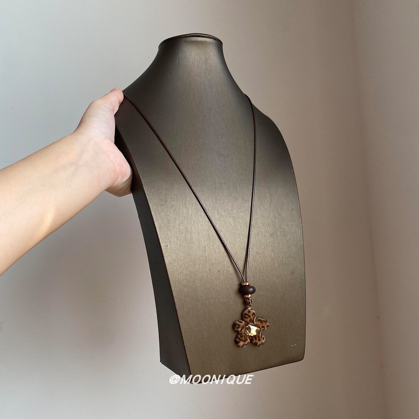 美拉德复古植绒豹纹花朵吊坠项链女秋冬高级感时尚独特毛衣链配饰,淘宝优惠券,粉丝福利购,淘宝优惠卷