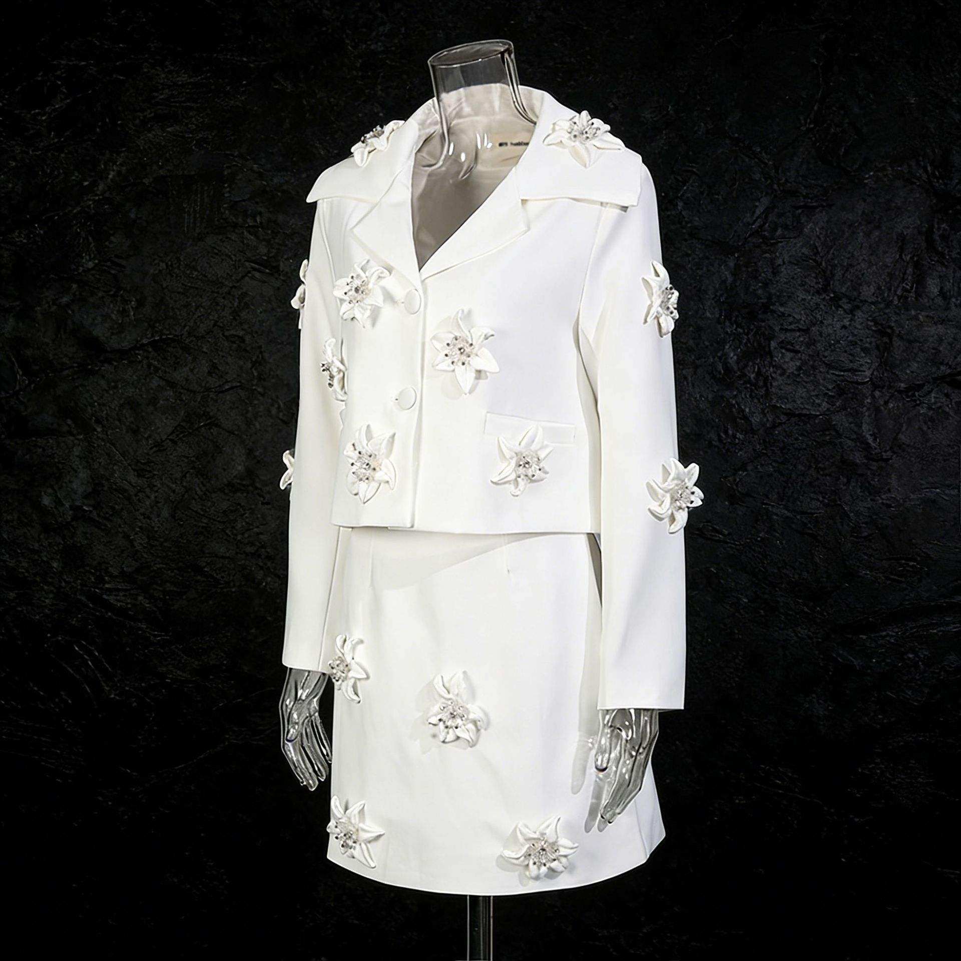 新款小众设计感立体花朵两件套 2025冬翻领两粒扣上衣+高腰半身裙,淘宝优惠券,粉丝福利购,淘宝优惠卷