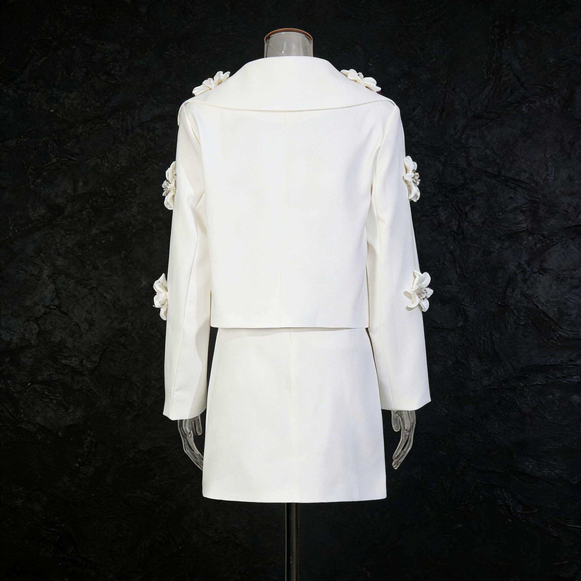 新款小众设计感立体花朵两件套 2025冬翻领两粒扣上衣+高腰半身裙,淘宝优惠券,粉丝福利购,淘宝优惠卷