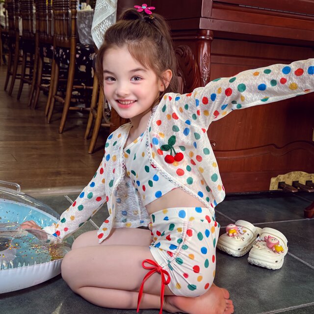 ຊຸດລອຍນ້ຳສາມສິ້ນ polka dot cherry ທີ່ມີສີສັນລະດູຮ້ອນຂອງເດັກຍິງ