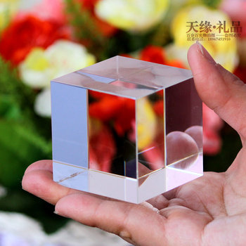 cubes ໄປເຊຍກັນແລະຕັນສີ່ຫລ່ຽມສາມາດຖືກປັບແຕ່ງເປັນລັກສະນະຕ່າງໆ.