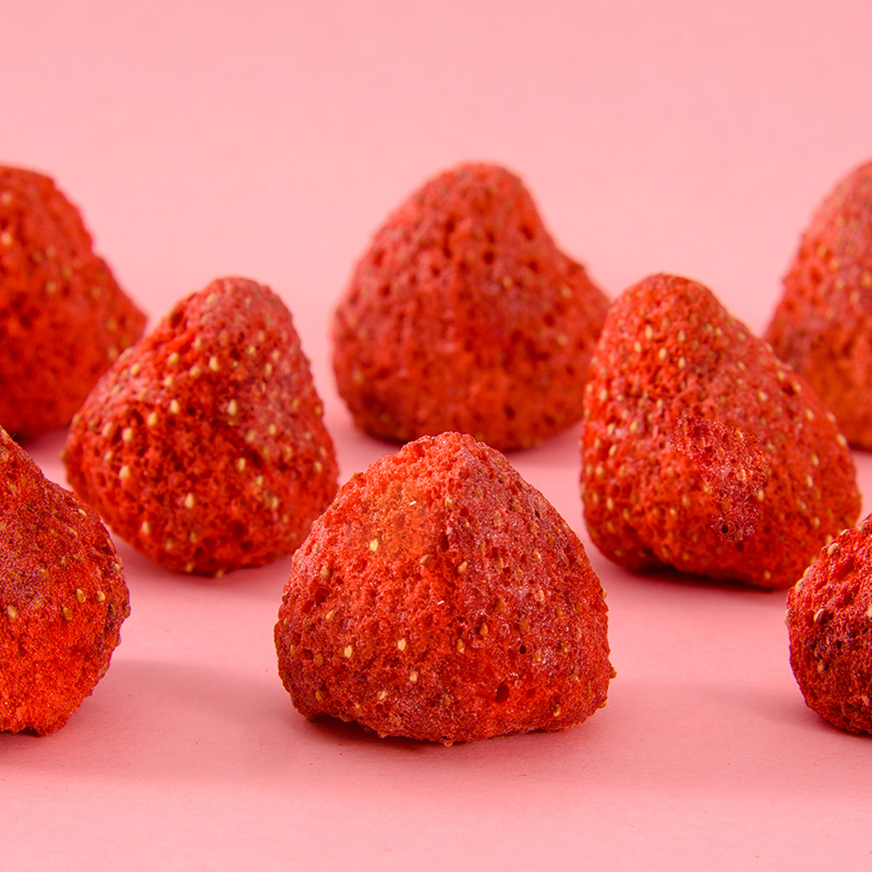 新货冻干草莓脆整粒网红零食雪花酥水果脯干烘焙儿童果干早餐零食 - 图0