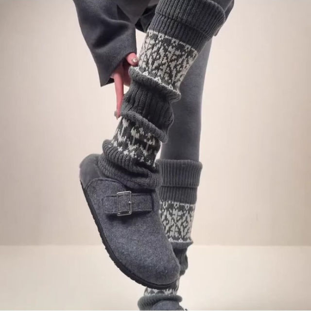 Wear Barn style! I love layering! In winter, gray is the way to go. A retro girl with an autumn and winter atmosphere can wear it!