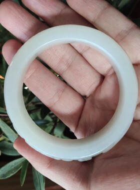和田玉黑皮料雕花手镯