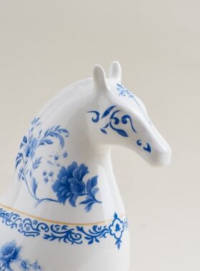 马年新款手工三福青花骨瓷福你上马摆件客厅玄关电视柜办公艺术品