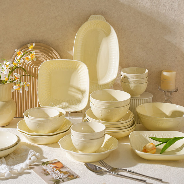 Four machines can enter the house with flower relief bowls and plates