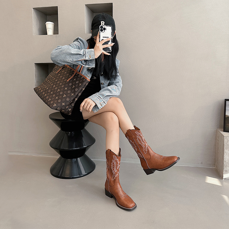 红蜻蜓刺绣西部牛仔靴春秋季女鞋中筒骑士靴V口显瘦长筒靴 - 图2