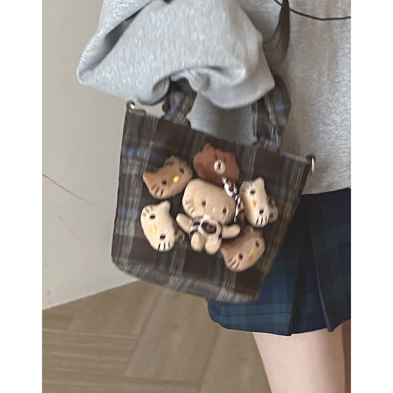 卡通玩偶毛呢包包女2024新款潮秋冬复古格子手提托特包百搭斜挎包,淘宝优惠券,粉丝福利购,淘宝优惠卷