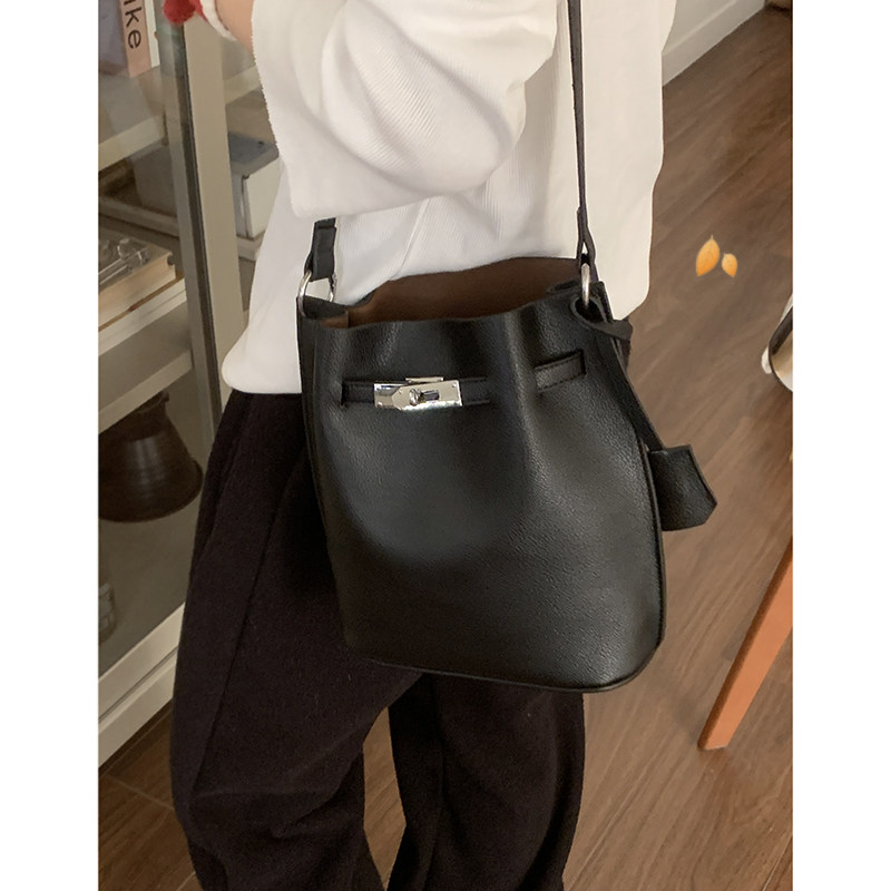 韩国小众凯莉包女包包2024新款潮时尚复古水桶包简约单肩斜挎包,淘宝优惠券,粉丝福利购,淘宝优惠卷