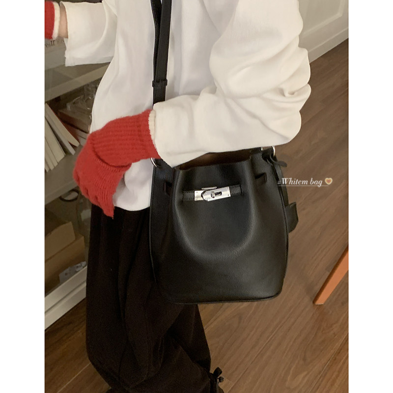 韩国小众凯莉包女包包2024新款潮时尚复古水桶包简约单肩斜挎包,淘宝优惠券,粉丝福利购,淘宝优惠卷