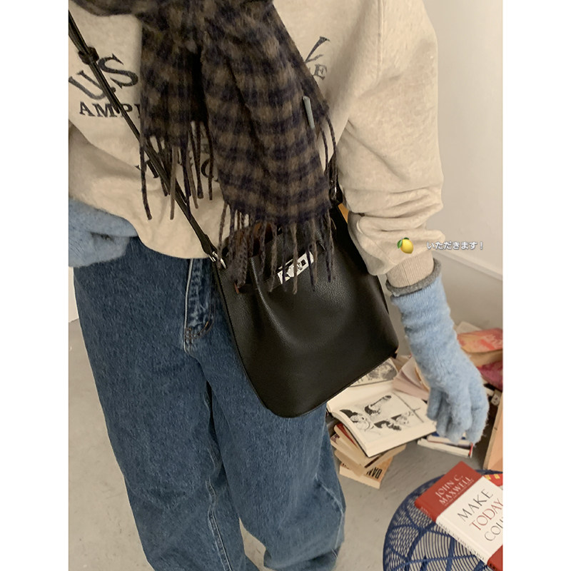 韩国小众凯莉包女包包2024新款潮时尚复古水桶包简约单肩斜挎包,淘宝优惠券,粉丝福利购,淘宝优惠卷