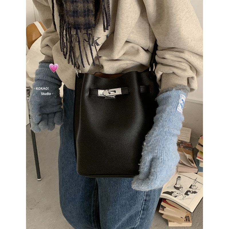 韩国小众凯莉包女包包2024新款潮时尚复古水桶包简约单肩斜挎包,淘宝优惠券,粉丝福利购,淘宝优惠卷