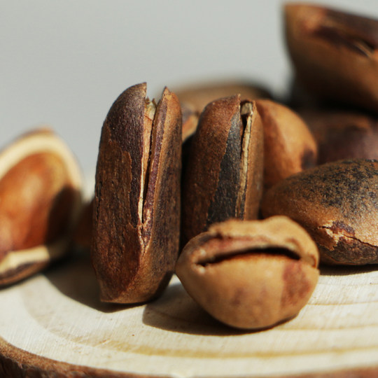 Changbai Mountain freshly roasted and sold Aoaoxiang bulk red pine nuts