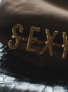 夸张戒指金色大字母DSz