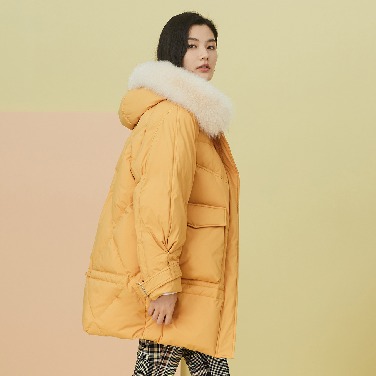 雪中飞 秋冬新款时尚收腰个姓袖口易搭简约女式毛领中长羽绒服 2021 雪中飞 秋冬新款时尚收腰个姓袖口易搭简约女式毛领中长羽绒服 2021