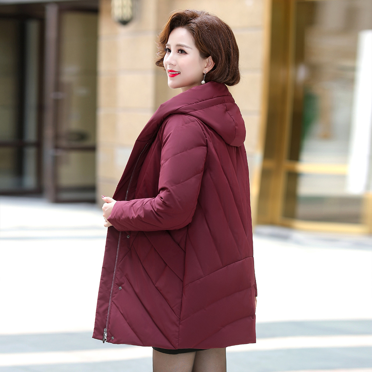 雪中飞 秋冬新款基础简约气质修身大口袋女士连帽中长羽绒服 2019 雪中飞 秋冬新款基础简约气质修身大口袋女士连帽中长羽绒服 2019