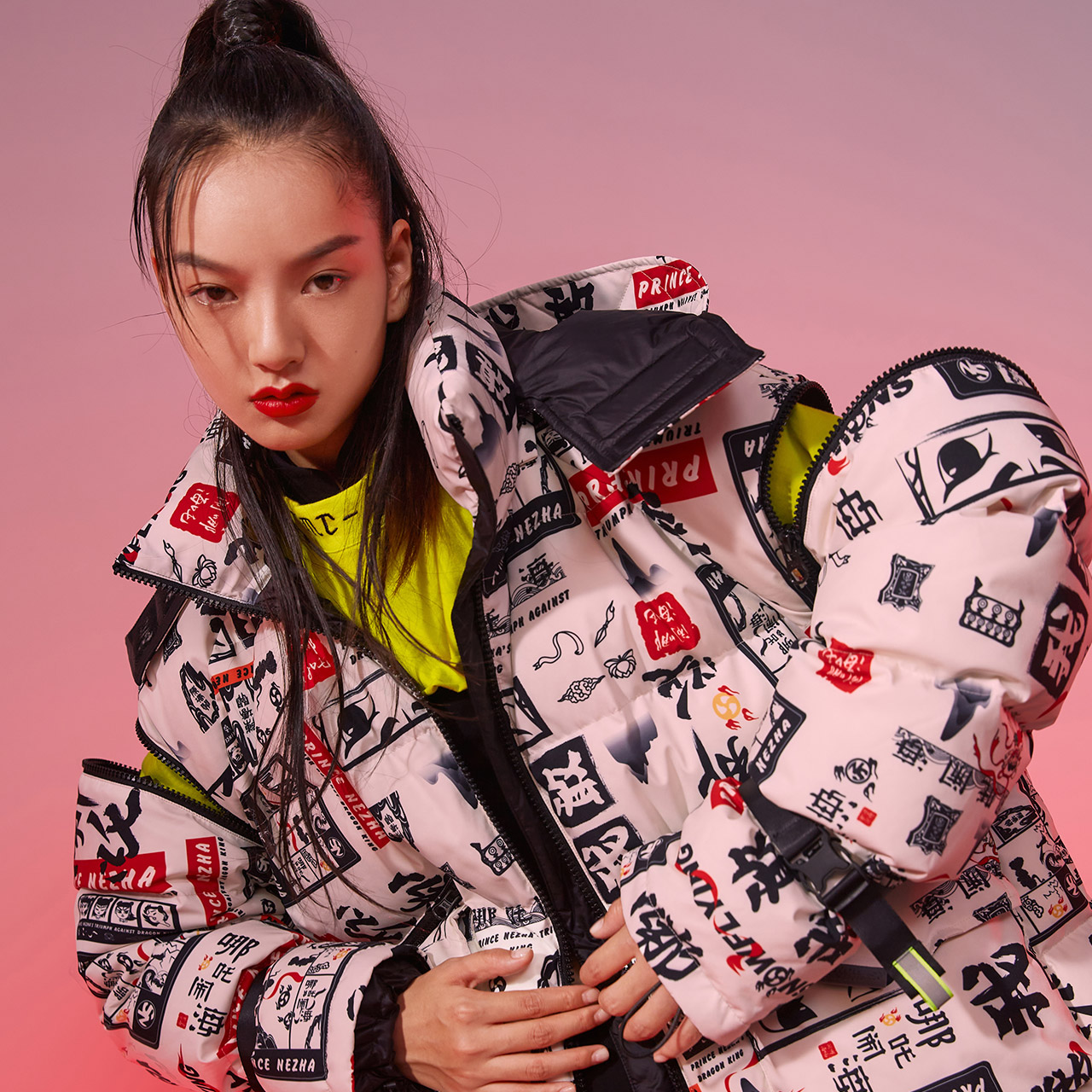 哪吒联名雪中飞 新款连帽印花撞色可拆卸百变时尚休闲羽绒女潮 2020 哪吒联名雪中飞 新款连帽印花撞色可拆卸百变时尚休闲羽绒女潮 2020