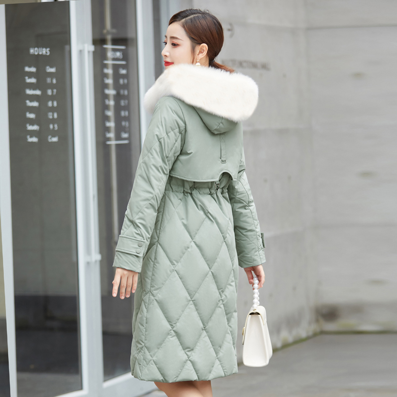 雪中飞 秋冬新款基础保暖简约修身易搭女中长连帽大毛领羽绒服 2019 雪中飞 秋冬新款基础保暖简约修身易搭女中长连帽大毛领羽绒服 2019