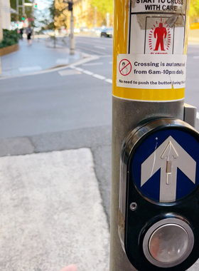 澳洲人行横道红绿灯按钮钥匙扣有声饰品创意礼物纪念挂饰有趣炫酷