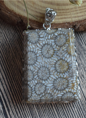 精品收藏大花黑灰色珊瑚玉无事牌