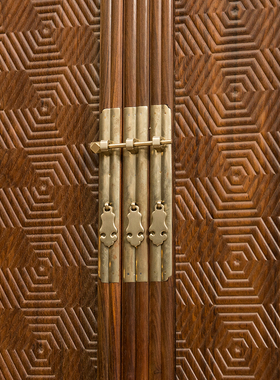 红木瓜棱腿六角回纹锦地圆角柜