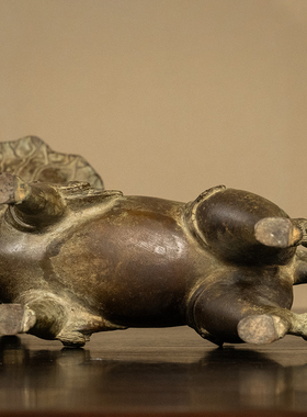 铜羊衔灵芝灯荷叶托灯台