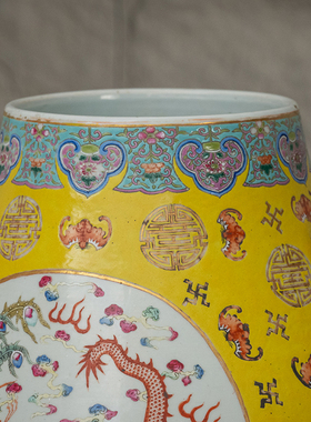 黄地粉彩龙凤呈祥开窗双耳牛首尊