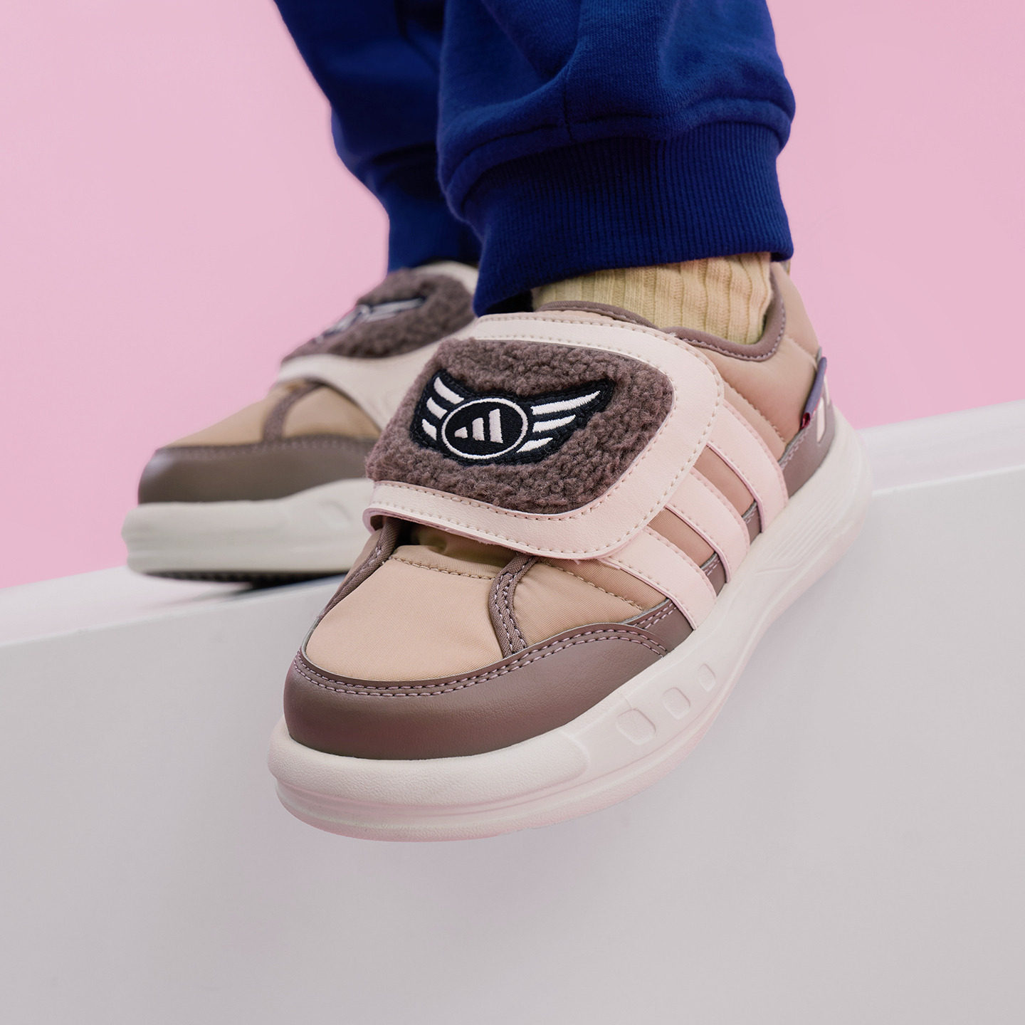 男女小童PUFFY SKIPPER C缓震保暖运动棉鞋adidas阿迪达斯轻运动