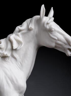 素茗马到成功中国白德化瓷马摆件