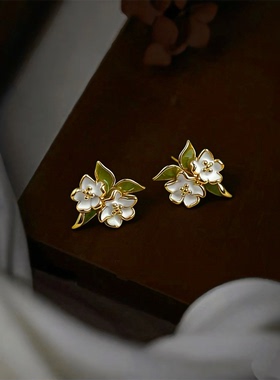 白色栀子花耳环小众设计耳钉可爱甜美小清新花朵气质少女百搭耳环