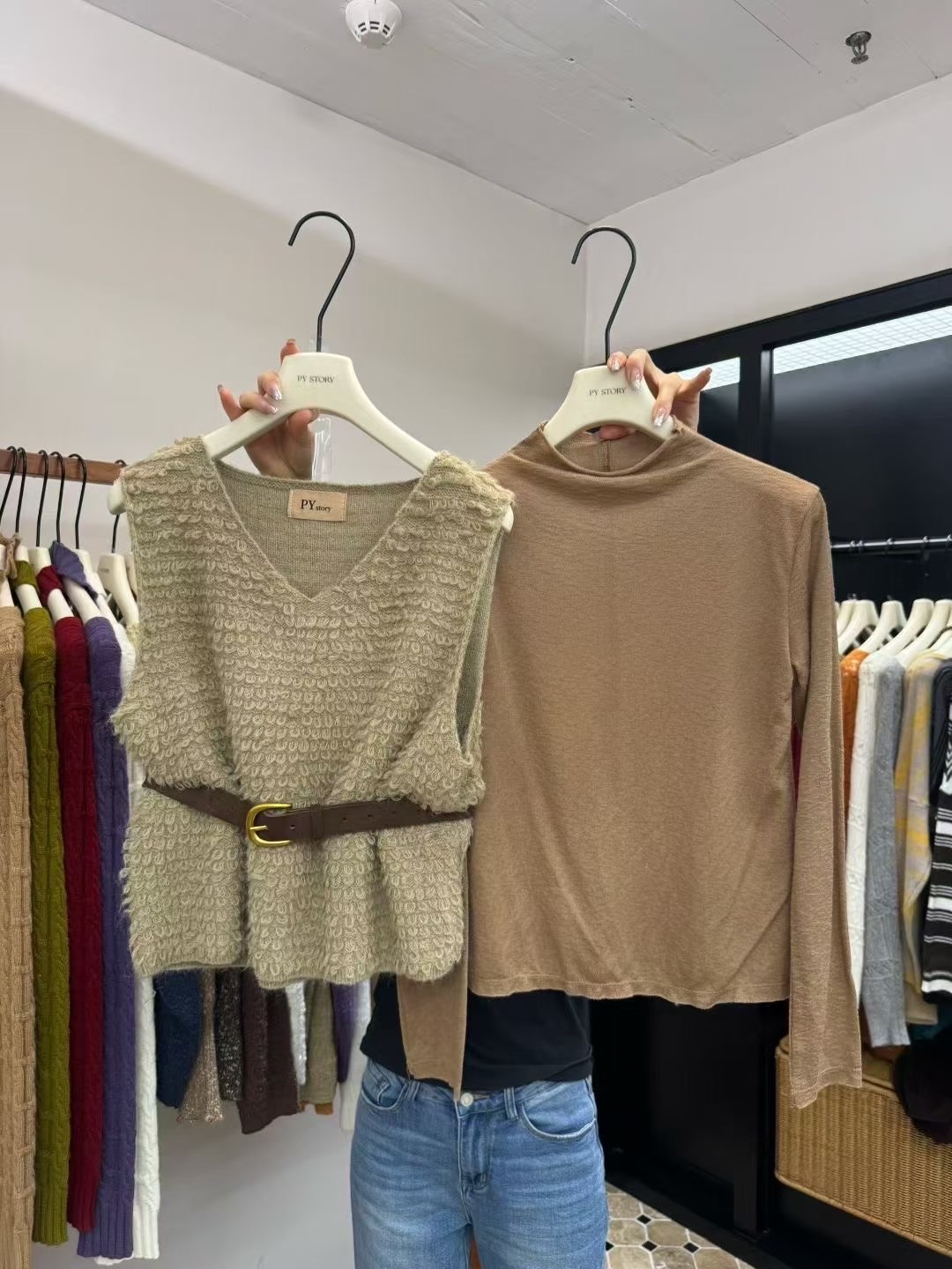 PY 2025秋冬新高品质半高领打底上衣V领毛毛马甲2件套套装配皮带 - 图0