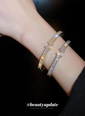 The Korean knuckle-button bracelets are fashionable, high-qu